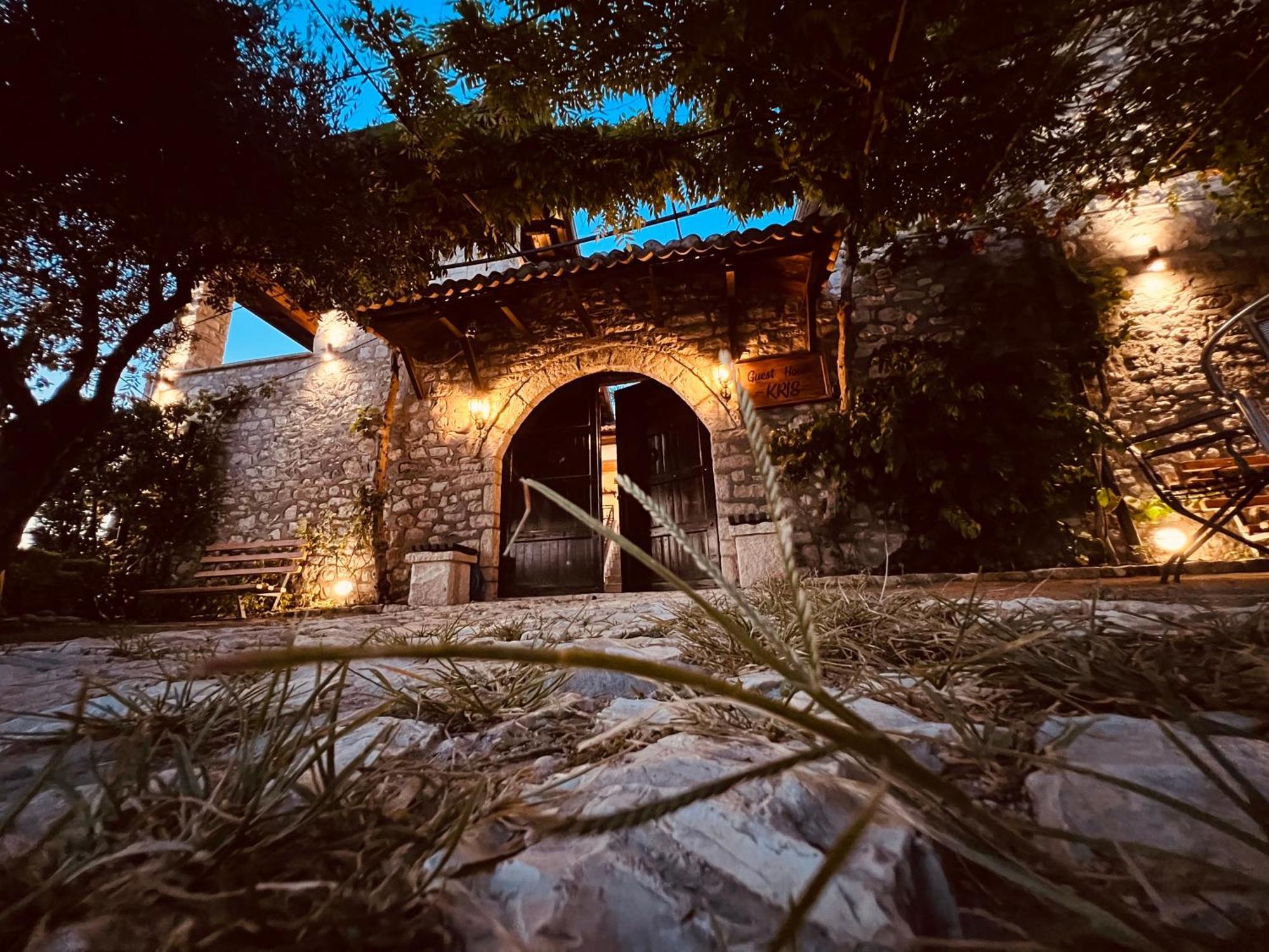 Kris Guesthouse Берат Екстер'єр фото