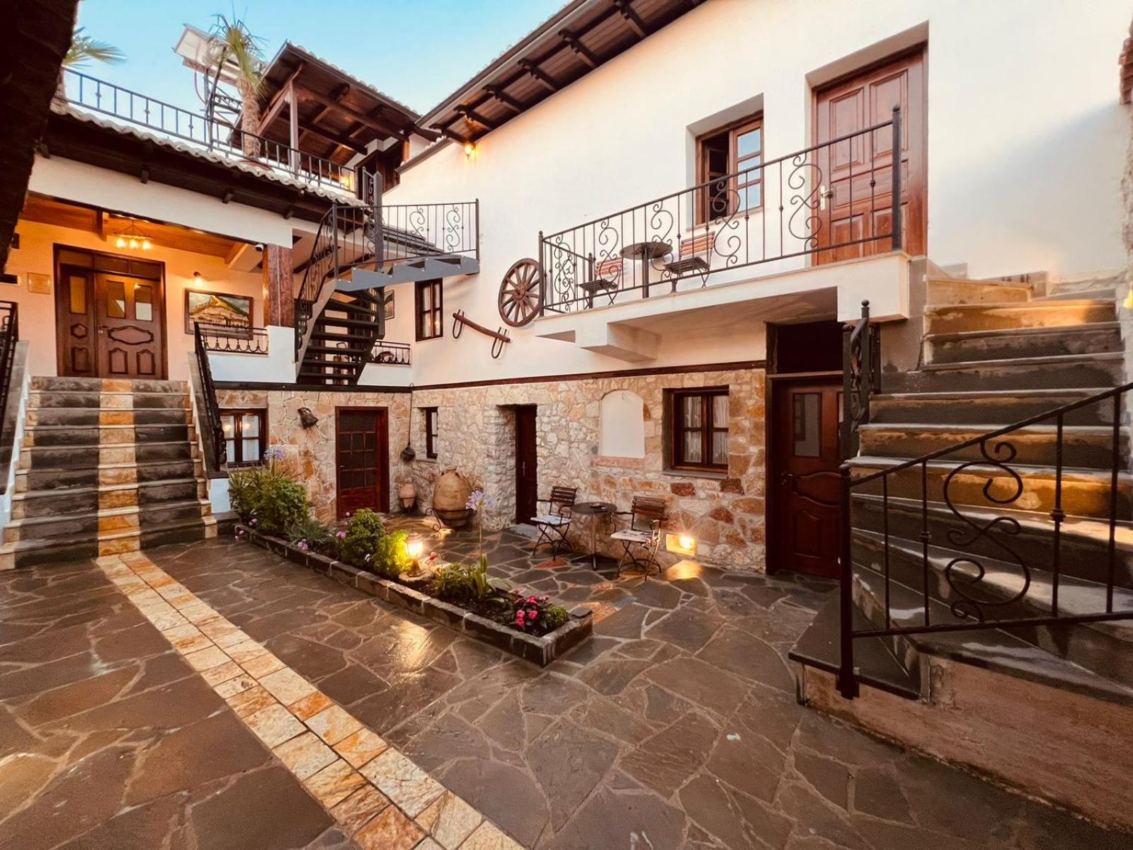 Kris Guesthouse Берат Екстер'єр фото